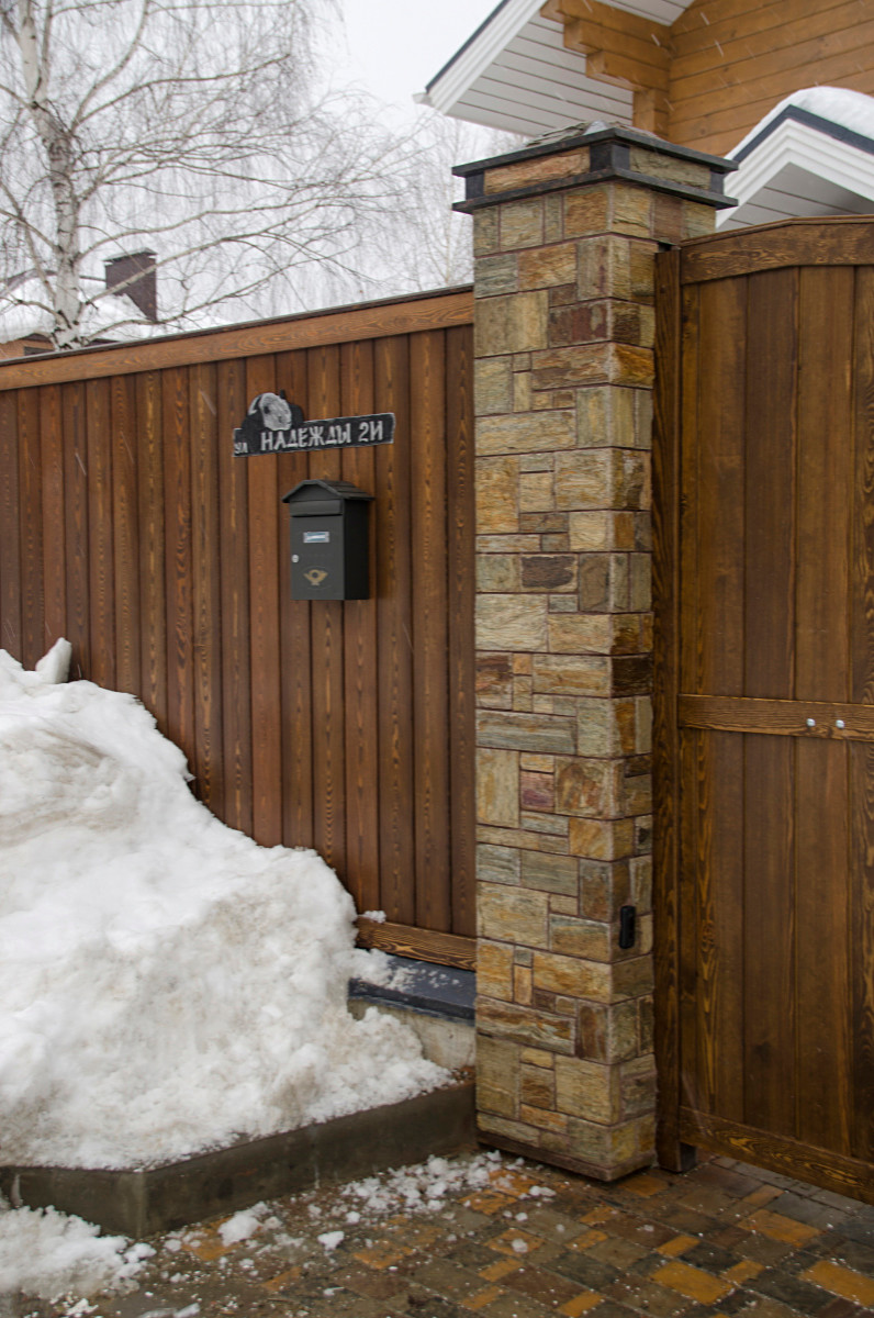 Забор из камня и дерева