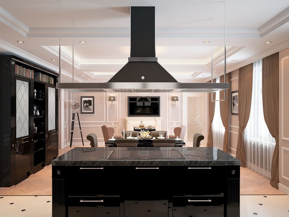 У Ростральных колонн