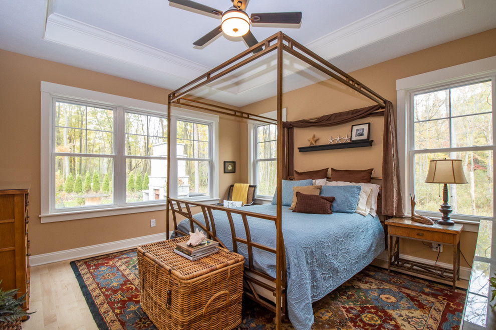 Imagen de dormitorio principal tradicional grande con paredes beige, suelo de madera clara, suelo marrón y casetón