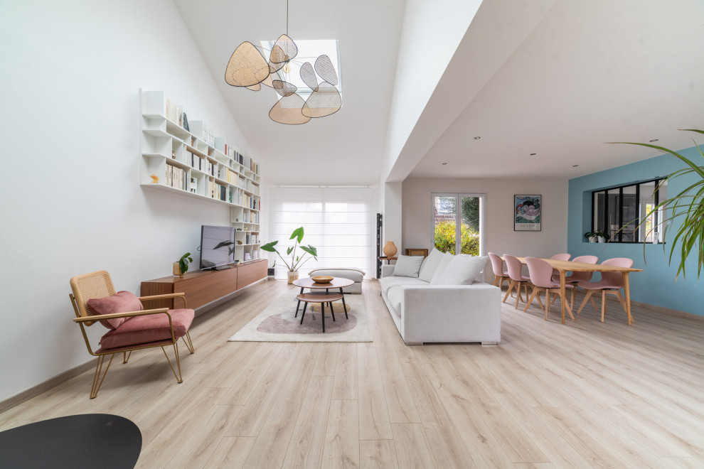 Mittelgroßes, Offenes Nordisches Wohnzimmer mit blauer Wandfarbe, hellem Holzboden, Kaminofen und beigem Boden in Paris