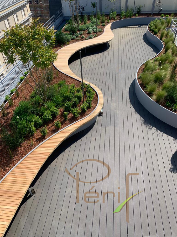 Design ideas for a contemporary rooftop and rooftop deck in Paris with metal railing.
