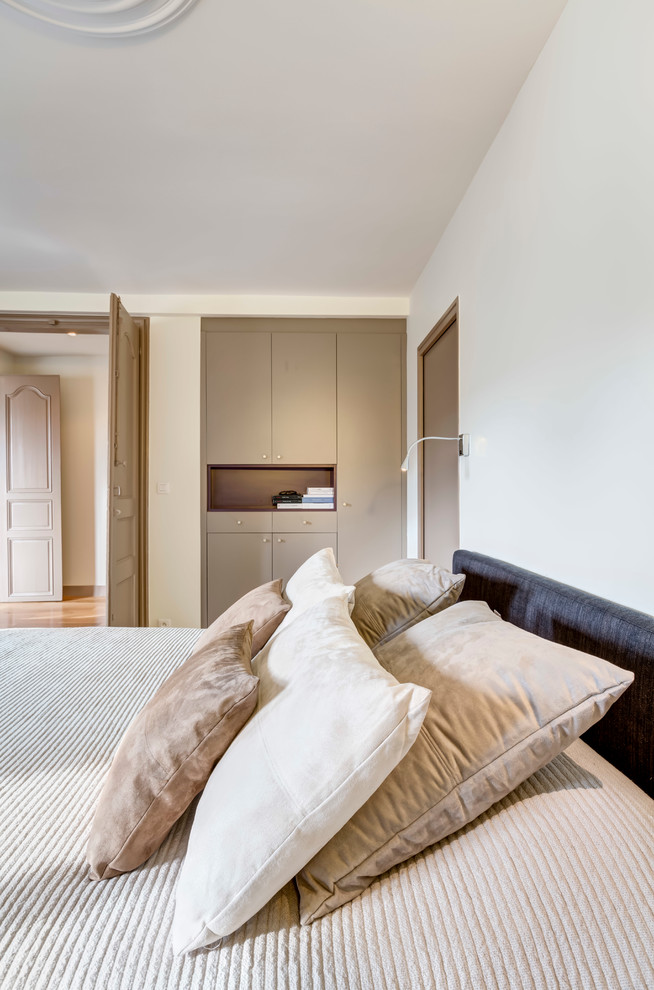 Contemporary bedroom in Bordeaux.