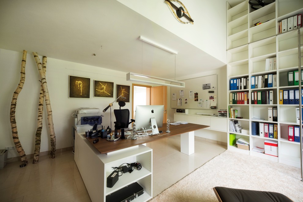 Design ideas for a contemporary home office in Nuremberg.