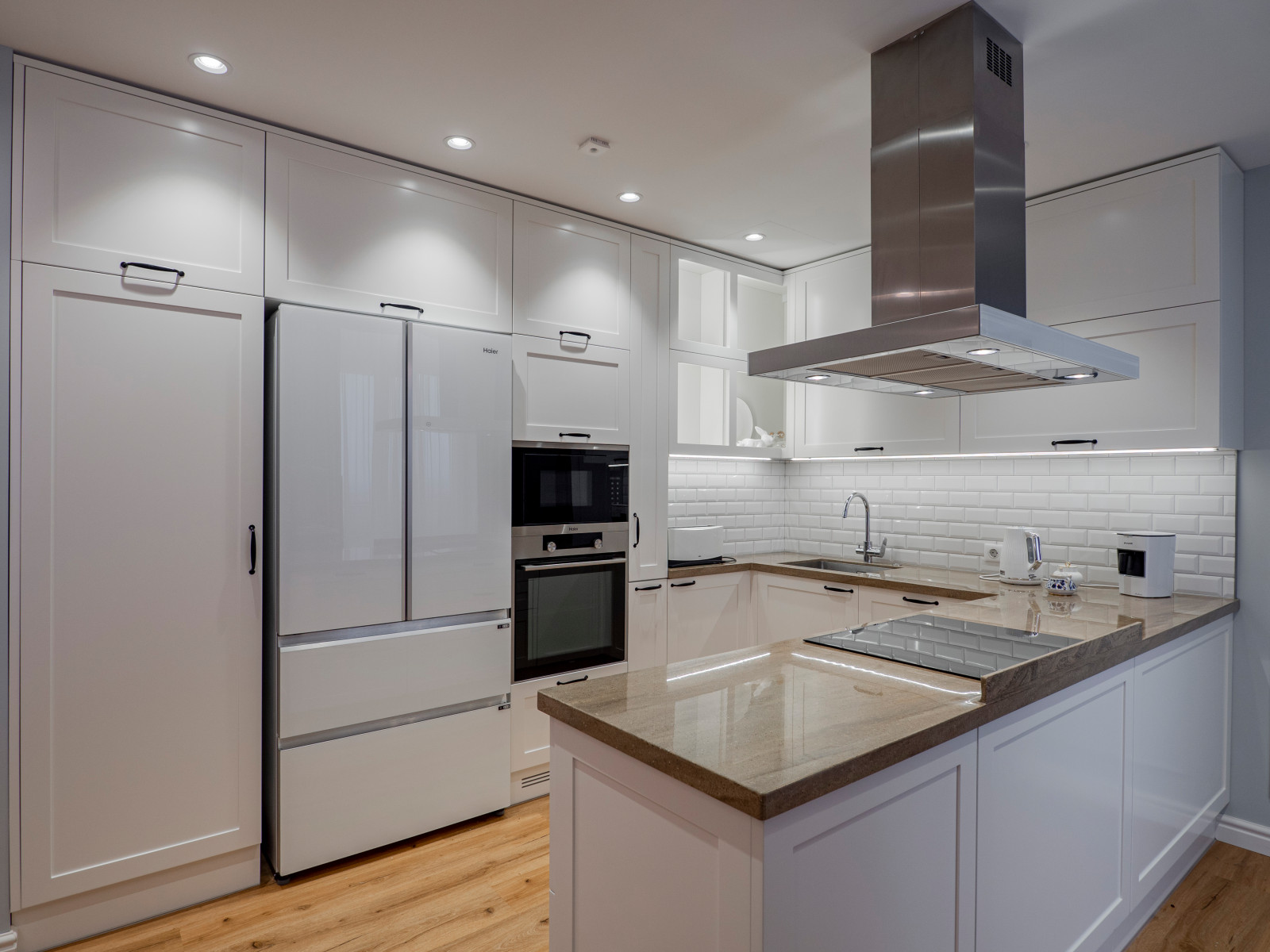 Стильная неоклассическая кухне в белом цвете