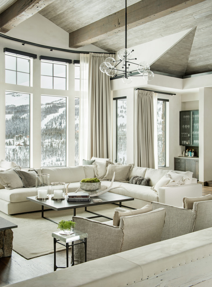 Großes, Offenes Modernes Wohnzimmer mit weißer Wandfarbe, braunem Holzboden, braunem Boden, freigelegten Dachbalken, gewölbter Decke und Holzdecke in Sonstige