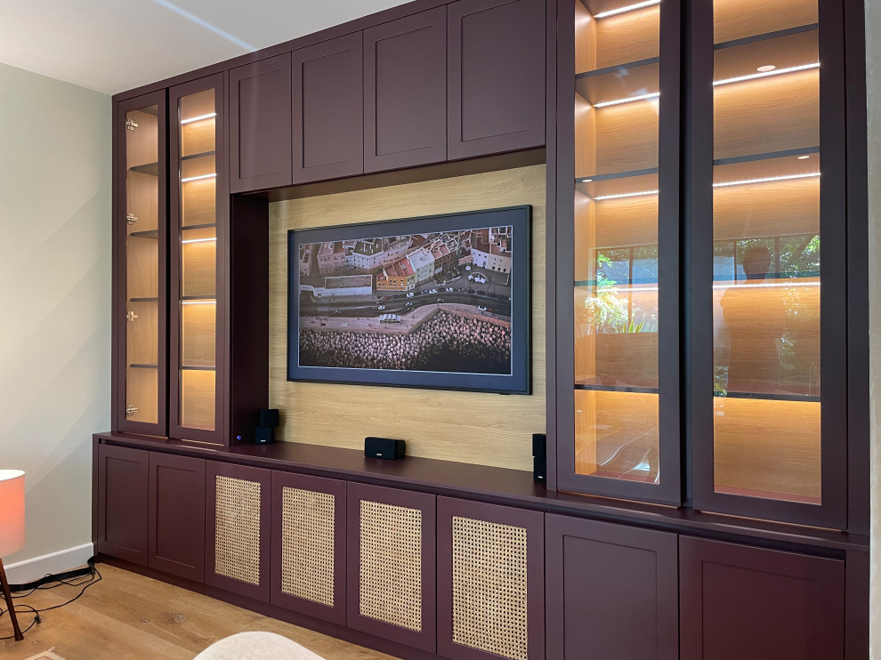 Cette photo montre un grand salon moderne ouvert avec une salle de réception, un mur beige, un téléviseur fixé au mur, un sol marron et éclairage.