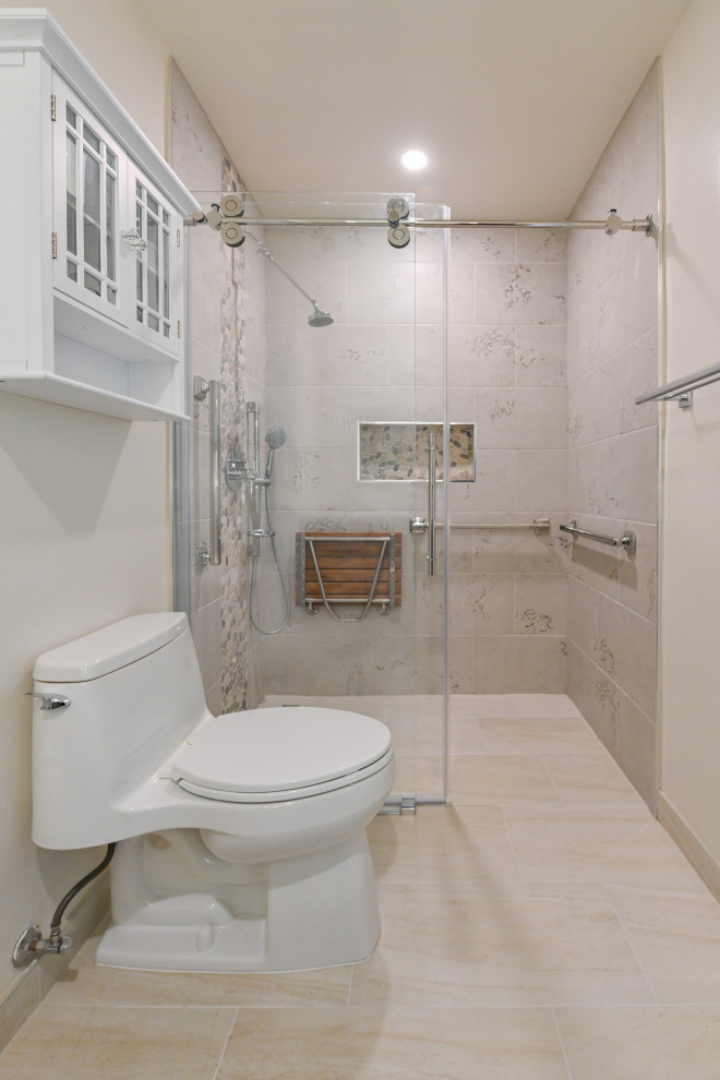 Esempio di una piccola stanza da bagno con doccia minimalista con doccia doppia, piastrelle grigie, piastrelle in ceramica, pareti gialle, pavimento con piastrelle in ceramica, pavimento bianco, porta doccia scorrevole e panca da doccia