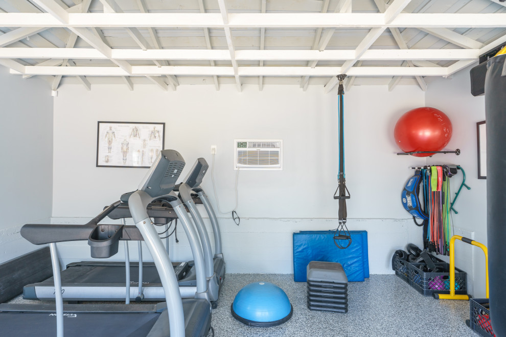 Mittelgroßer Moderner Fitnessraum mit grauer Wandfarbe, Betonboden, buntem Boden und freigelegten Dachbalken in Los Angeles