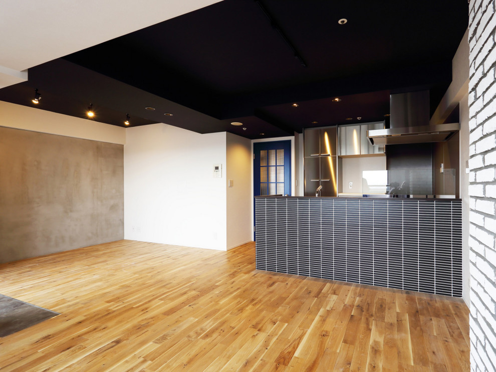 Idee per un soggiorno minimal aperto con pareti bianche, pavimento in legno massello medio, pavimento beige e soffitto in carta da parati