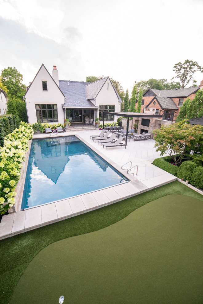 Inspiration for a transitional pool remodel in Chicago