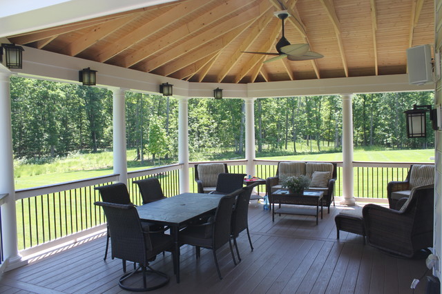 Decks by Blue Moon Construction klassisch-veranda