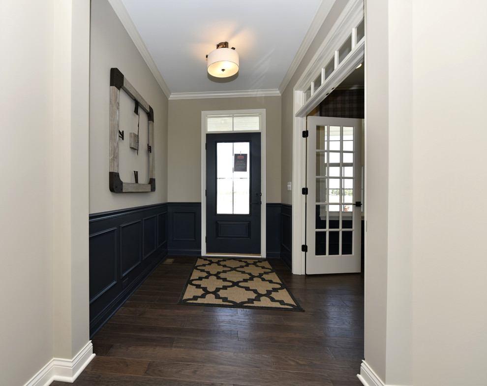 Example of a transitional entryway design in Columbus