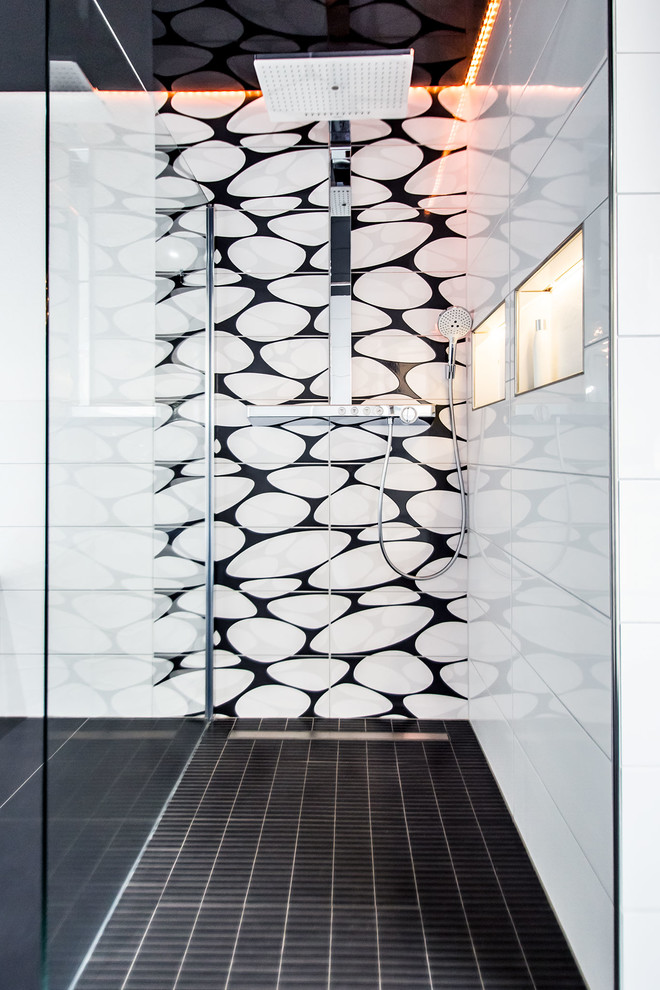 Mittelgroßes Modernes Duschbad mit weißen Schränken, bodengleicher Dusche, schwarz-weißen Fliesen, Steinfliesen und bunten Wänden in Dortmund