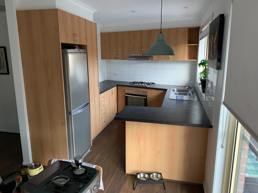 Design ideas for a modern kitchen in Melbourne.