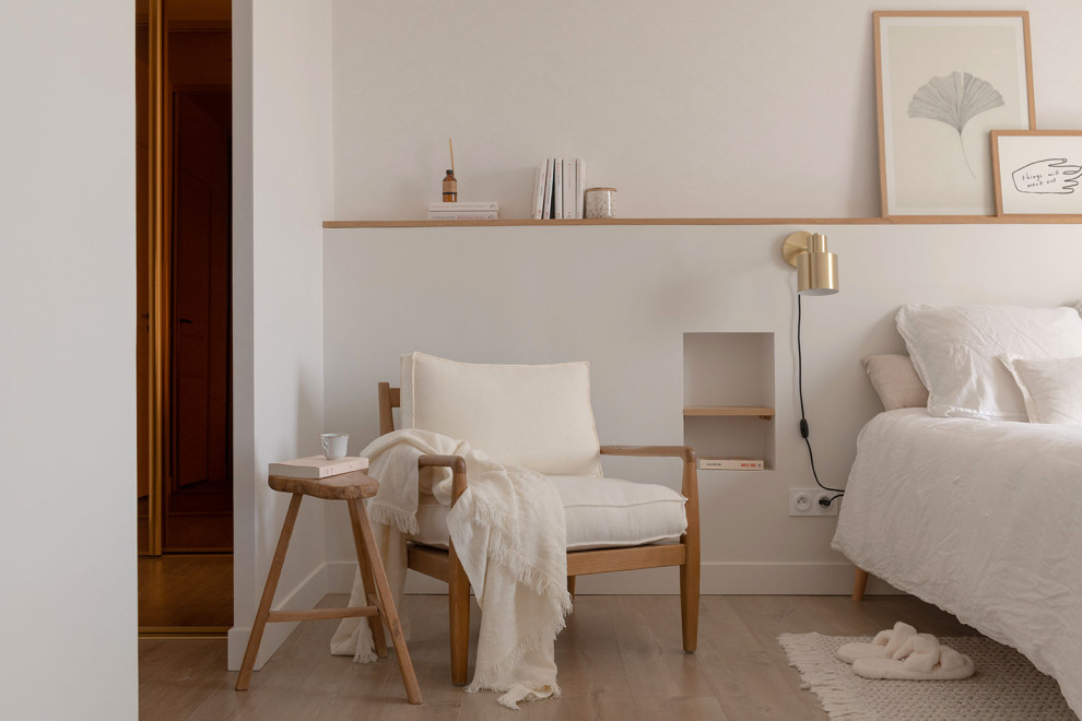 Idéer för stora minimalistiska huvudsovrum, med vita väggar och ljust trägolv