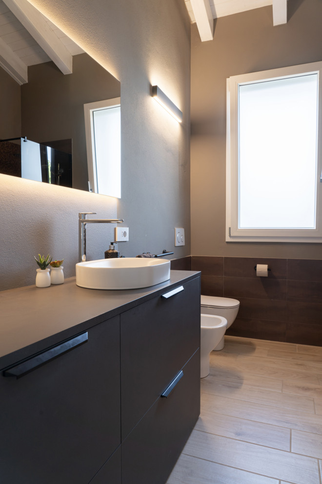 Immagine di una stanza da bagno con doccia minimal di medie dimensioni con ante lisce, ante marroni, doccia a filo pavimento, WC a due pezzi, piastrelle marroni, piastrelle in gres porcellanato, pareti beige, pavimento in gres porcellanato, lavabo a bacinella, top in laminato, pavimento beige, doccia aperta, top marrone, un lavabo, mobile bagno incassato e travi a vista