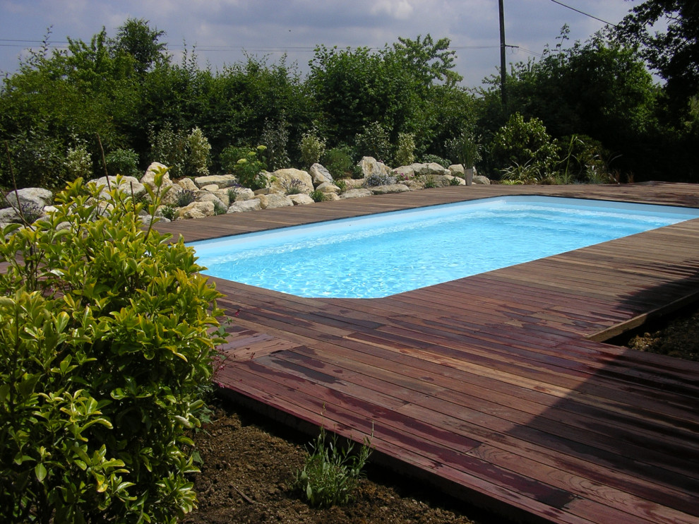 Aménagement autour d'une piscine avec terrasse en bois exotique