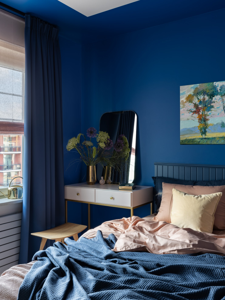 На фото: спальня среднего размера в современном стиле с синими стенами, полом из керамогранита, серым полом и синими шторами с