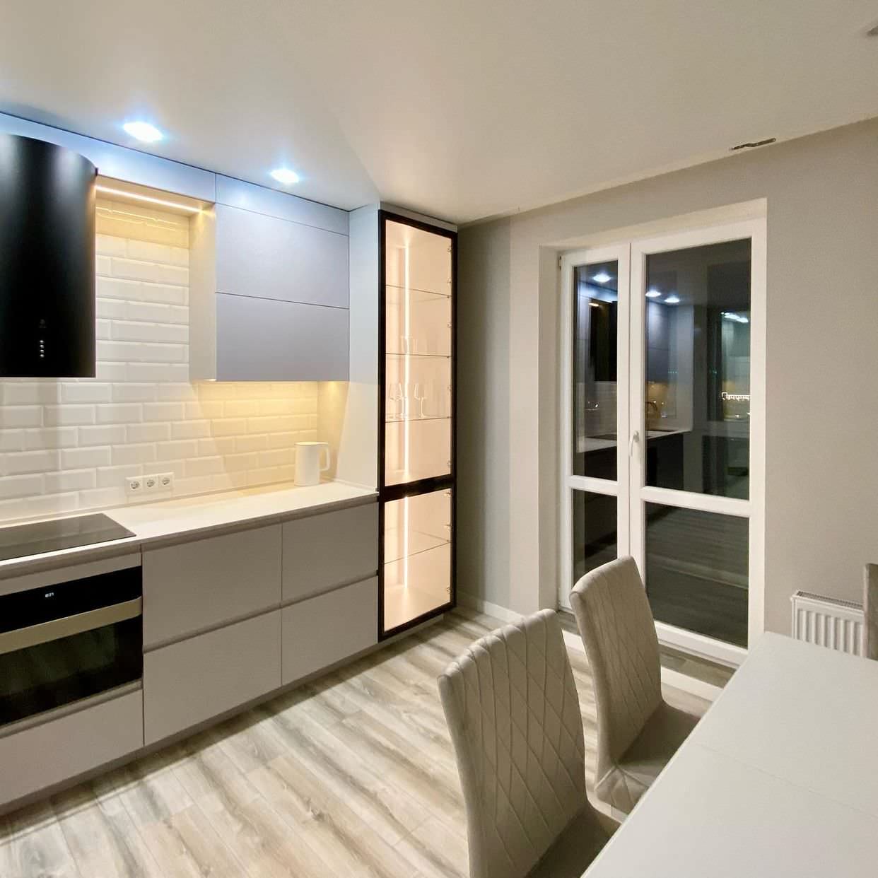 Стильная кухня с витриной