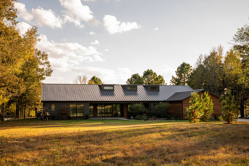 Farmhouse exterior home idea in Dallas
