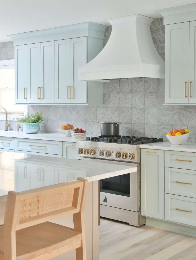 Exempel på ett maritimt vit vitt kök, med skåp i shakerstil, gröna skåp, bänkskiva i kvarts, grått stänkskydd, stänkskydd i cementkakel, rostfria vitvaror, en köksö och en rustik diskho