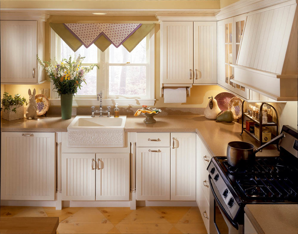 Example of a mid-sized transitional l-shaped medium tone wood floor eat-in kitchen design in Miami with shaker cabinets, white cabinets, marble countertops, beige backsplash, stone slab backsplash, stainless steel appliances, a peninsula and a farmhouse sink