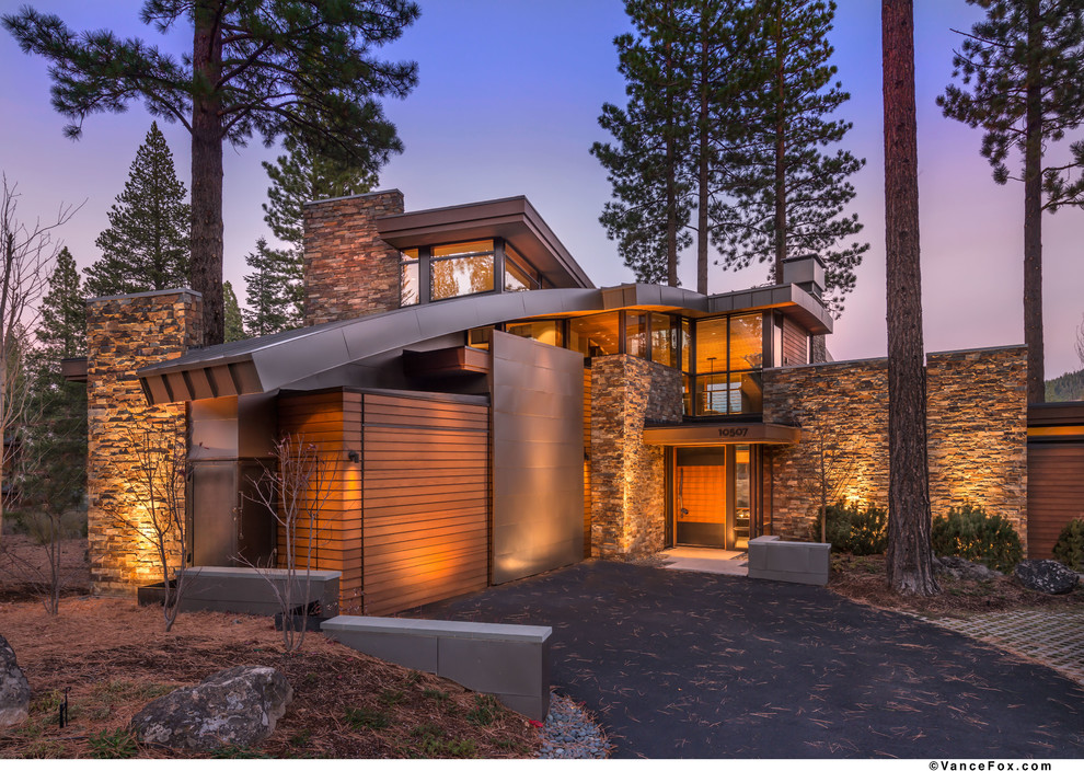 Inspiration for a modern home design in Sacramento.