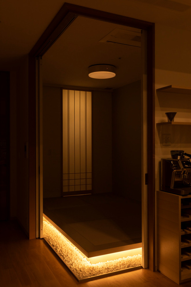 Foto di una camera da letto nordica con pavimento in tatami, pavimento beige, soffitto in carta da parati e carta da parati
