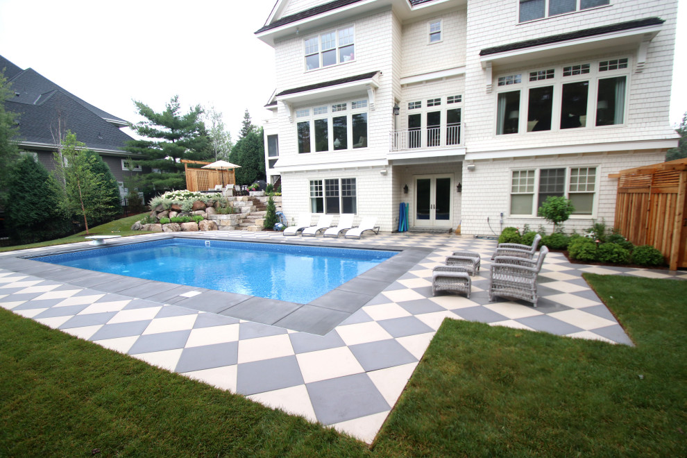 Immagine di una piscina monocorsia stile shabby rettangolare di medie dimensioni e dietro casa con paesaggistica bordo piscina e pavimentazioni in cemento