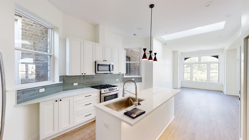 Kitchen - transitional kitchen idea in Chicago