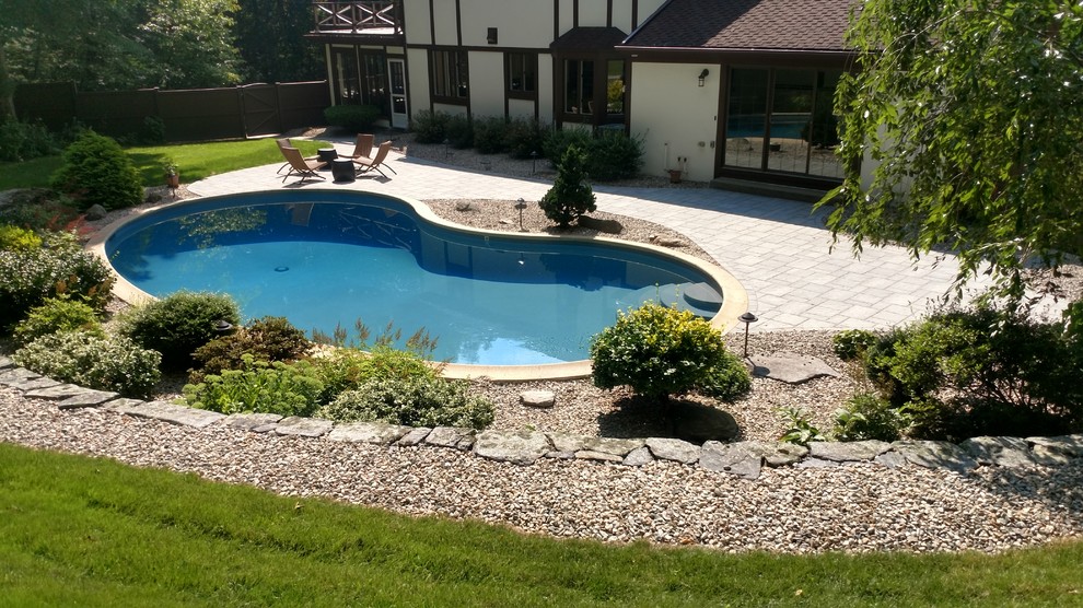 Design ideas for a mid-sized full sun backyard concrete paver landscaping.