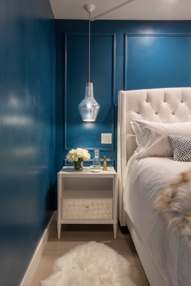 Пример оригинального дизайна: хозяйская спальня среднего размера в стиле неоклассика (современная классика) с синими стенами, светлым паркетным полом, белым полом и кессонным потолком