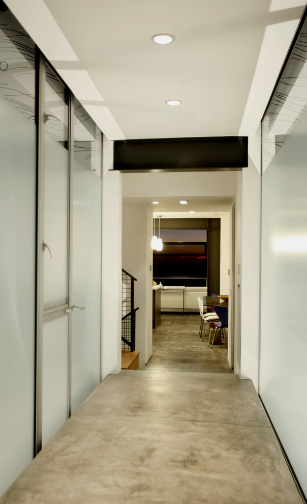 Design ideas for a modern hallway in Los Angeles.