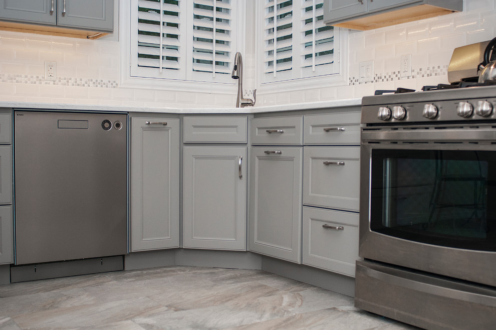 Example of a mid-sized transitional u-shaped ceramic tile and gray floor eat-in kitchen design in Orlando with an undermount sink, beaded inset cabinets, gray cabinets, quartz countertops, white backsplash, subway tile backsplash, stainless steel appliances and no island