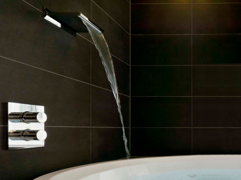 Exempel på ett modernt badrum, med ett platsbyggt badkar, svart kakel, svarta väggar och svart golv