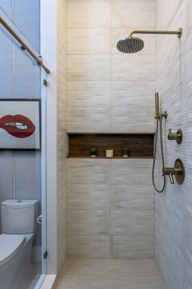 На фото: большая главная ванная комната в стиле неоклассика (современная классика) с плоскими фасадами, темными деревянными фасадами, отдельно стоящей ванной, двойным душем, унитазом-моноблоком, серой плиткой, керамогранитной плиткой, серыми стенами, полом из керамогранита, монолитной раковиной, столешницей из искусственного кварца, серым полом, душем с раздвижными дверями, белой столешницей, тумбой под две раковины, напольной тумбой и обоями на стенах с