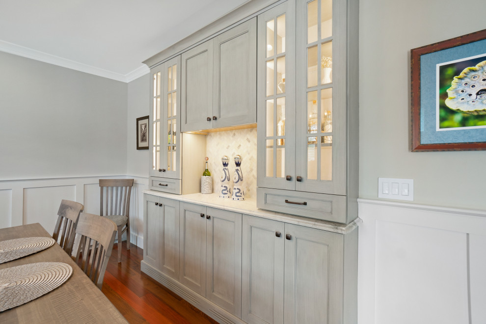 Immagine di una sala da pranzo aperta verso la cucina stile marinaro di medie dimensioni con pareti grigie, pavimento in legno massello medio, pavimento marrone e pannellatura