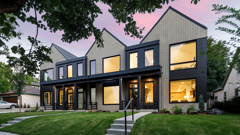 Mittelgroßes, Zweistöckiges Skandinavisches Reihenhaus mit Mix-Fassade, beiger Fassadenfarbe, Satteldach, Blechdach und schwarzem Dach in Minneapolis