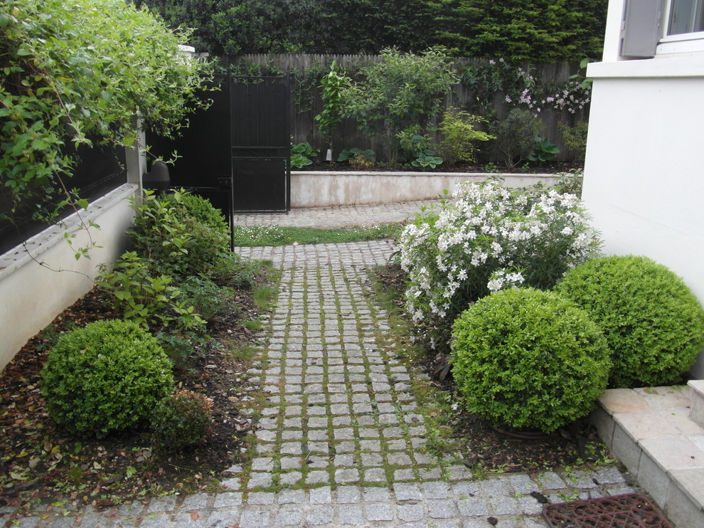Inspiration for a mid-sized traditional garden in Paris.
