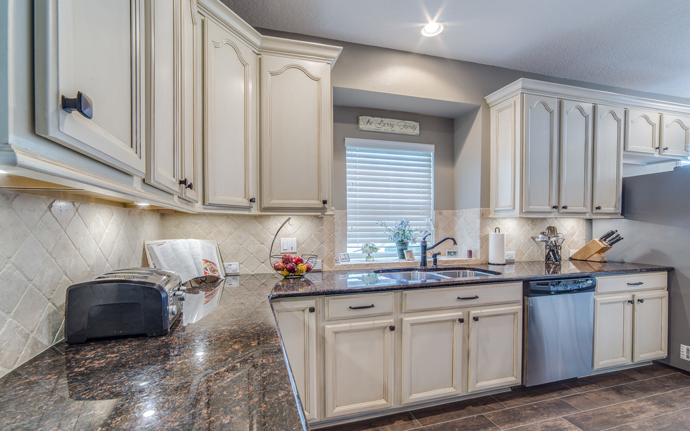 Transitional home design photo in Orlando