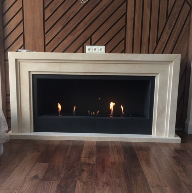 Биокамин встроенный в портал из мрамора .