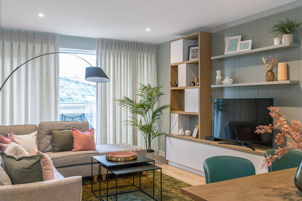 Пример оригинального дизайна: открытая гостиная комната среднего размера в стиле модернизм с серыми стенами, полом из ламината и мультимедийным центром