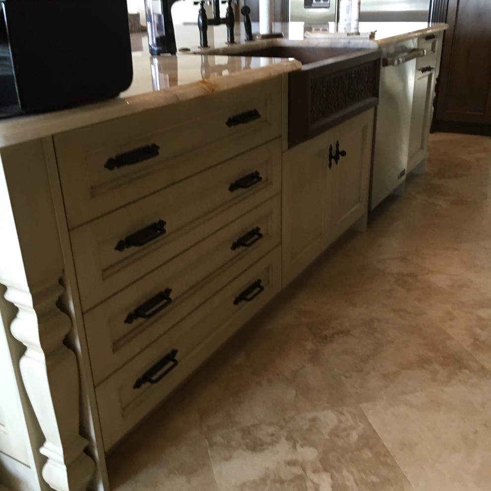 Inspiration for a rustic home design remodel in Miami