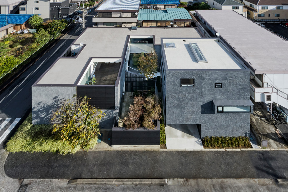 Imagen de fachada de casa gris y gris minimalista pequeña de tres plantas con tejado plano