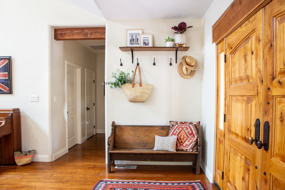 Transitional entryway photo in Sacramento