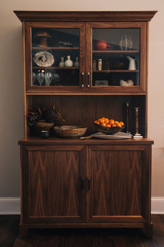 Example of a transitional home design design in Chicago