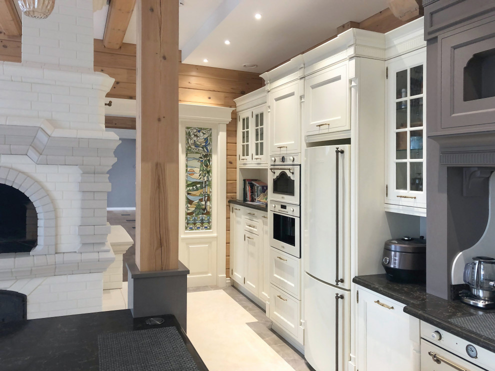 Источник вдохновения для домашнего уюта: угловая, серо-белая кухня в викторианском стиле с обеденным столом, островом и двухцветным гарнитуром