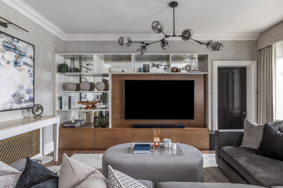 Foto di un soggiorno minimalista con sala formale, parquet scuro, TV a parete e carta da parati