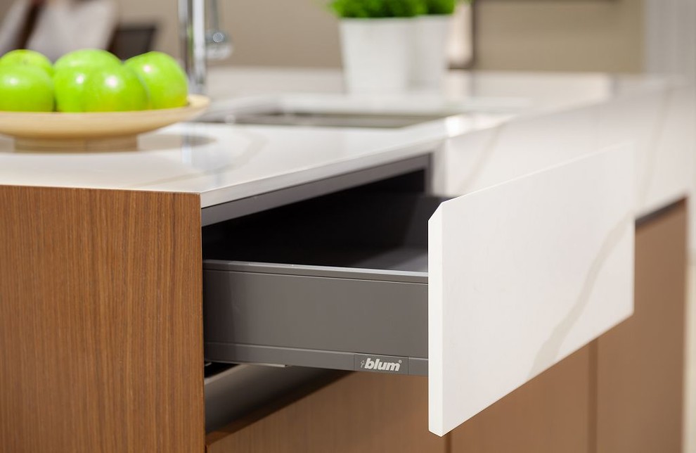 Кухонный гарнитур со столешницей из кварцевого агломерата