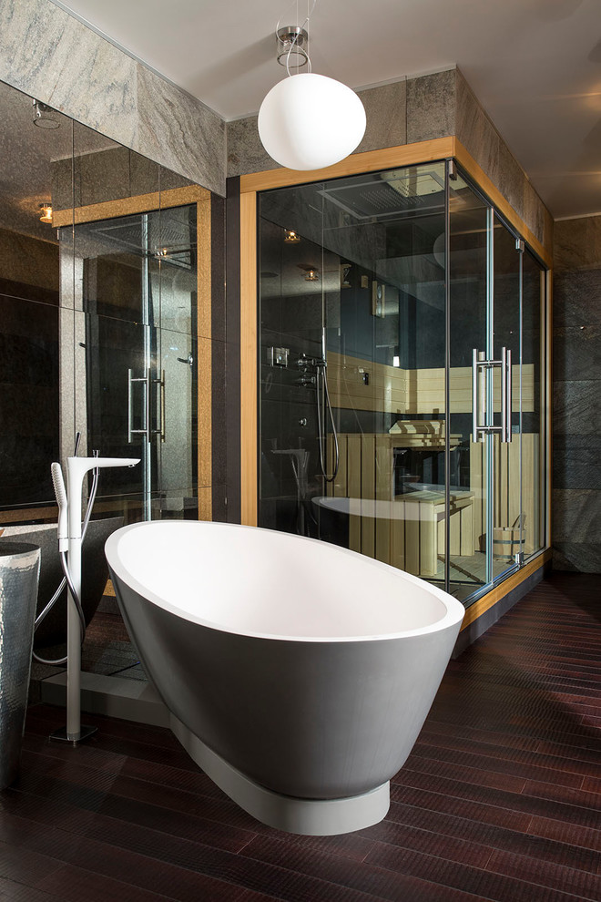 Идея дизайна: главная ванная комната в современном стиле с отдельно стоящей ванной